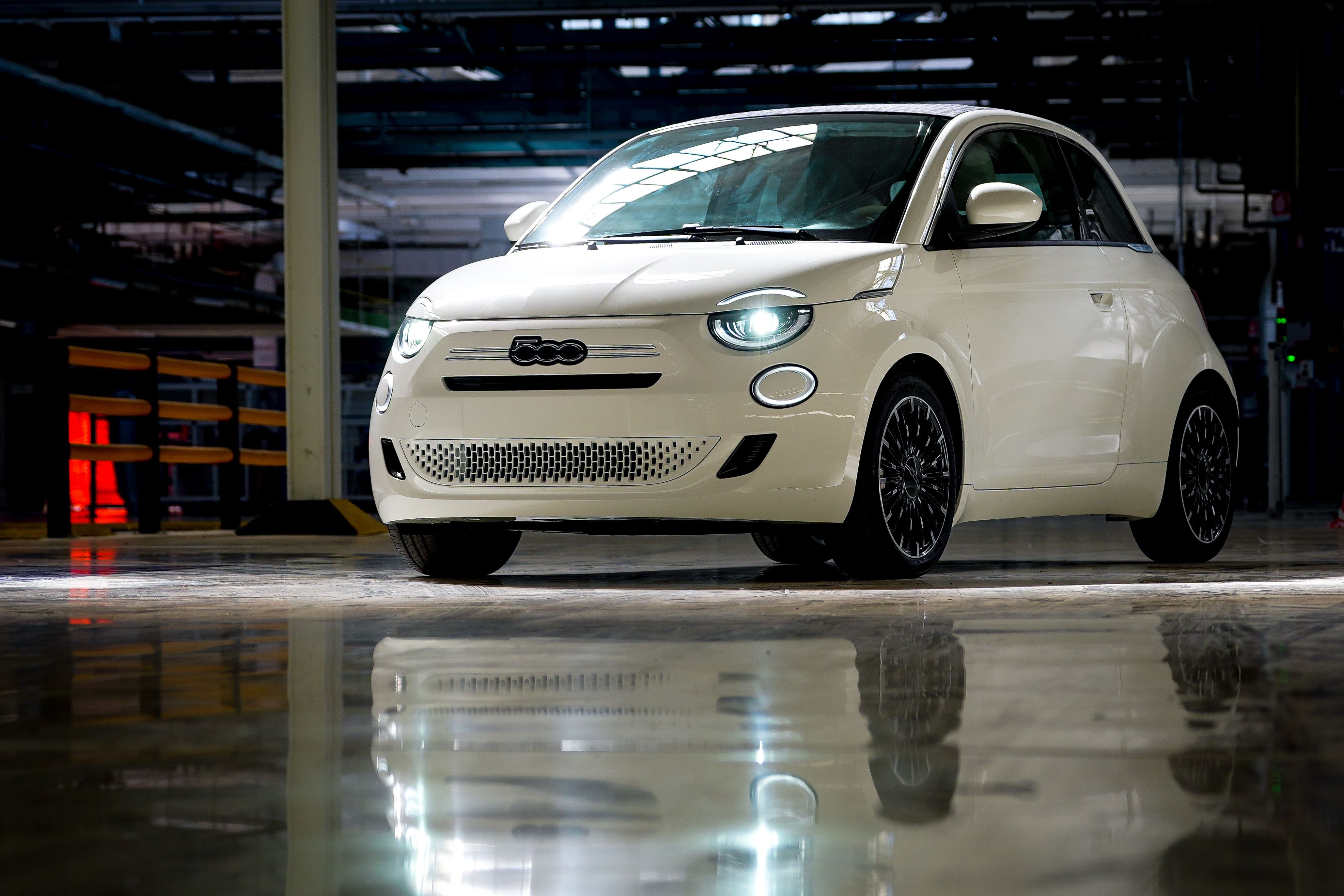 NuovaFiat500HybridaMirafiori_preview.JPG